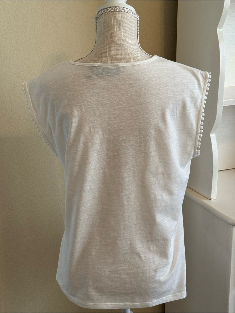 🔻$10 Rafaella Sleeveless Tee - Picture 2 of 4